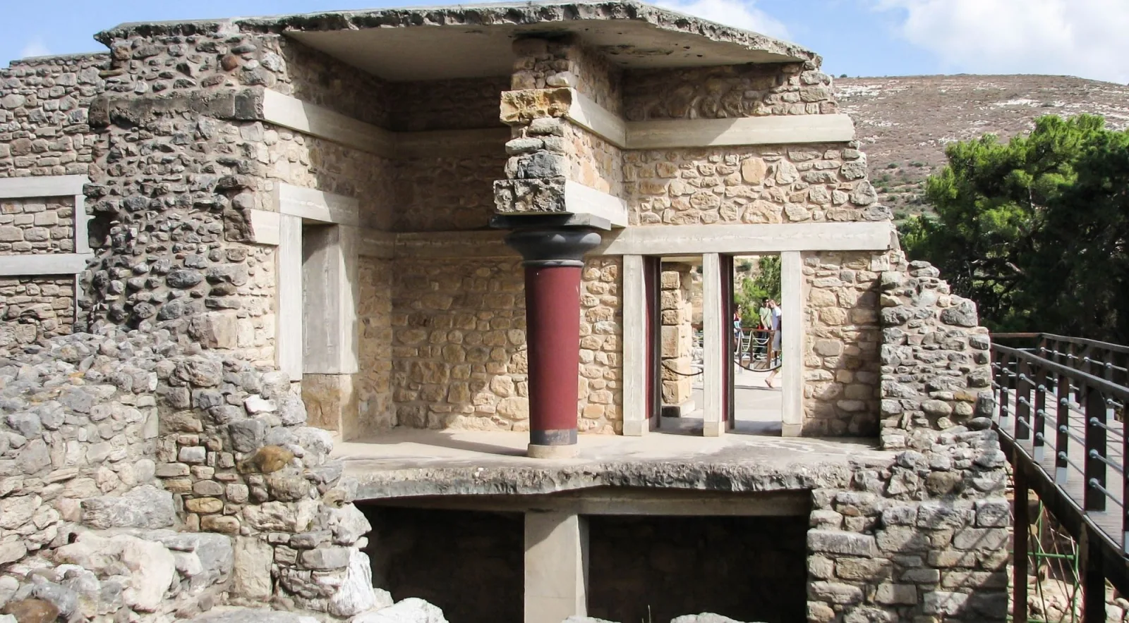 Stone walls, lintels and a single red column in the residential quarter of Knossos